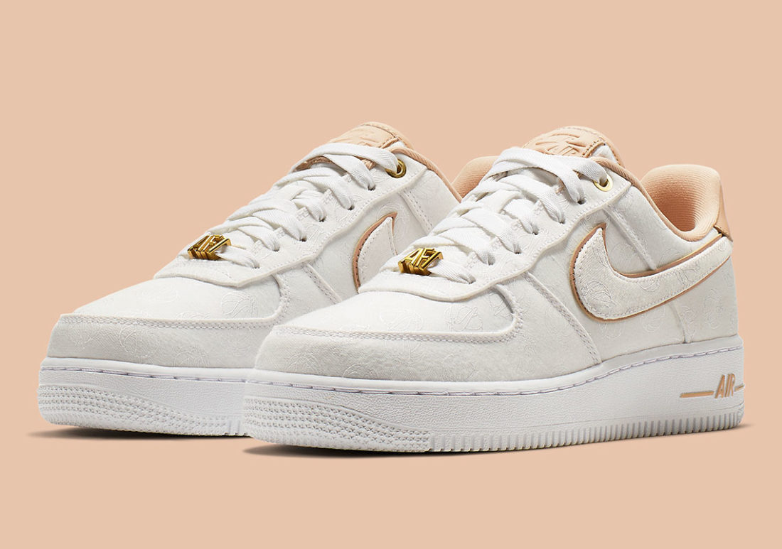 NIKE air force1 gold luxe